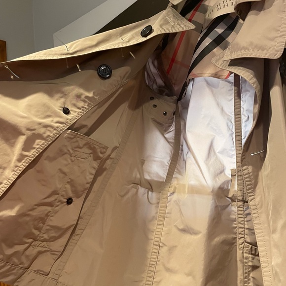 Burberry Hooded Short Showerproof Trench
Coat - Picture 4 of 16
